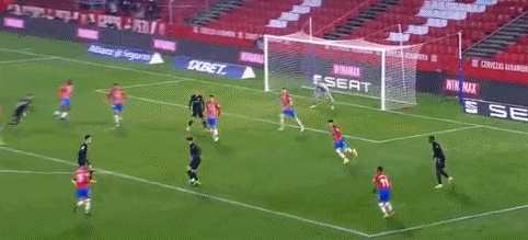 佳夫：作为后卫单场比赛进俩球不常见；沃尔特马德是顶级前锋