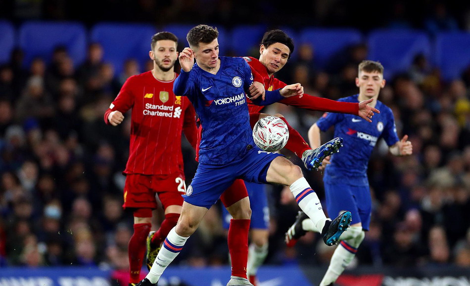 法兰克福球迷在诺坎普球场对巴萨支持者发动投掷袭击