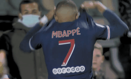 小伙高尔夫模拟器前打高尔夫，结果一杆打到消防喷淋头