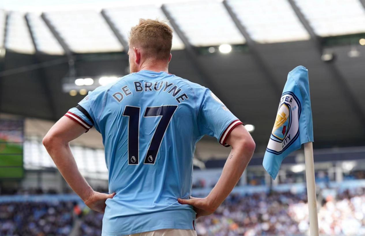 足球意甲射手榜竞争激烈，三人同进12球并列领跑